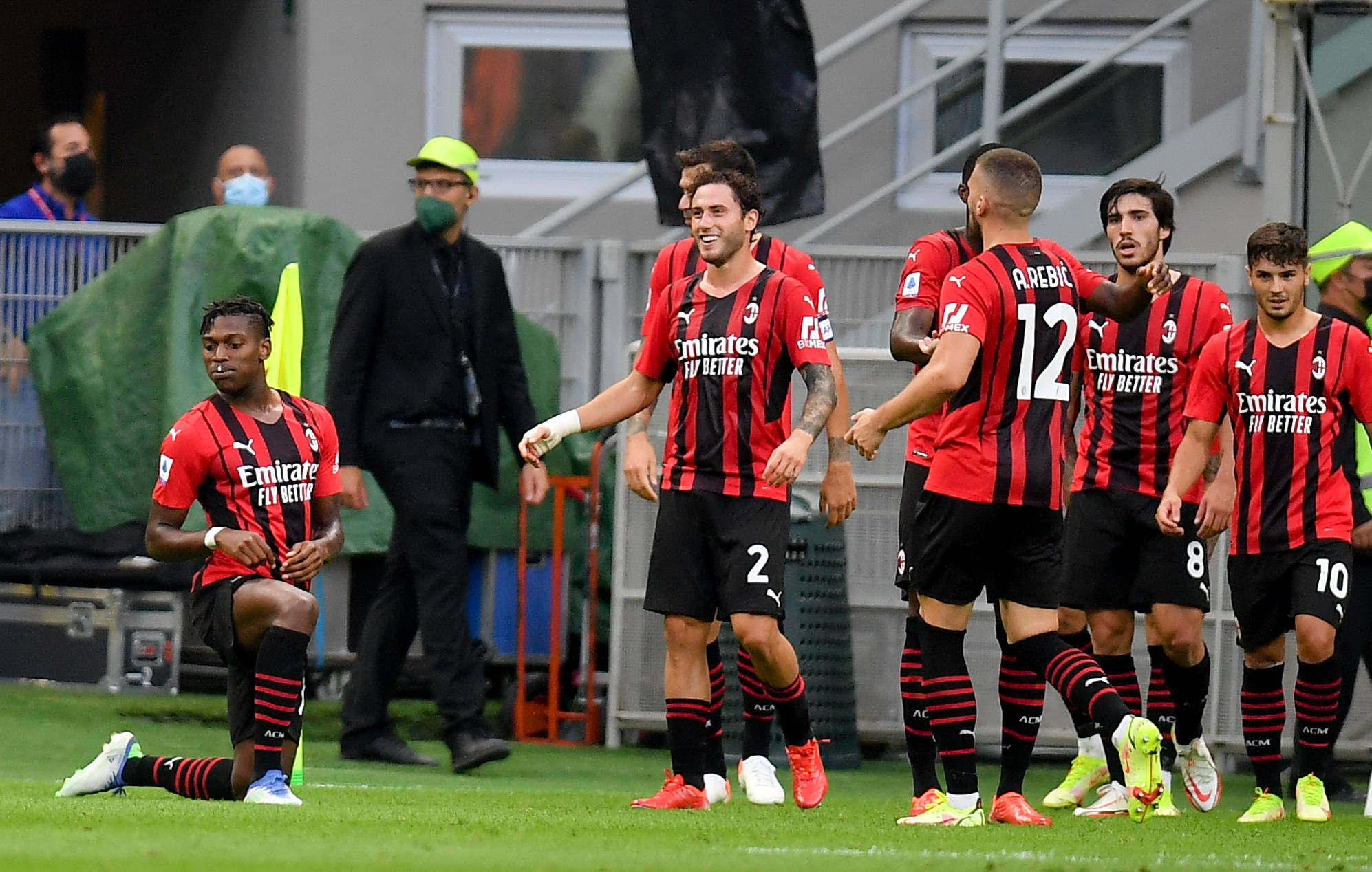 曼晚：利用大数据推算，最适合曼城右后卫位置的人选是埃纳（曼晚：数据分析指出，埃纳最契合曼城右后卫）