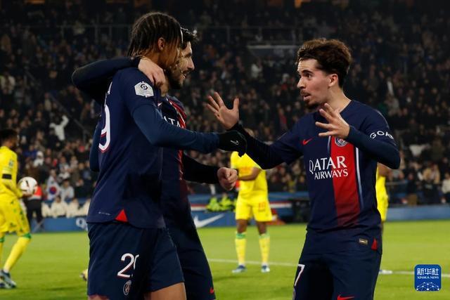 被赠送云达不莱梅印有8号的球衣，克罗斯：这是合同报价吗（收到云达不莱梅8号球衣，克罗斯打趣：这是合同报价？）