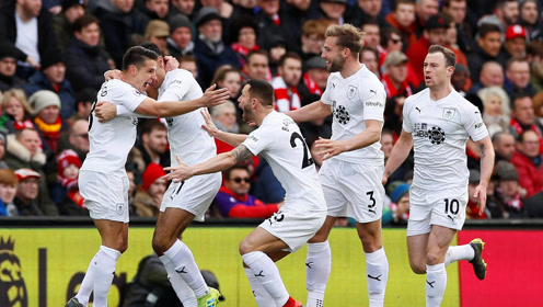 利兹联主场气势如虹，连斩蓝军创26年纪录（利兹联主场强势，连克蓝军刷新26年纪录）