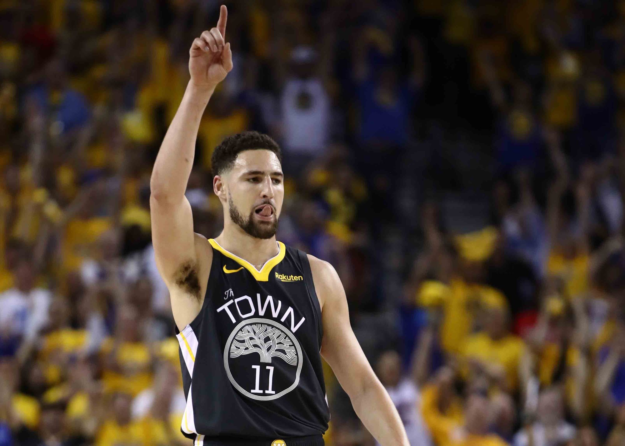 马尔卡宁持续得分表演，半场17分扛起进攻大旗（马尔卡宁手感火热，半场17分领衔进攻）