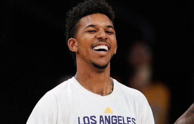 太阳报：涉嫌在酒吧用头撞伤他人，英格兰球星伊万·托尼被捕（《太阳报》：伊万·托尼涉嫌在酒吧以头顶伤人被警方逮捕）