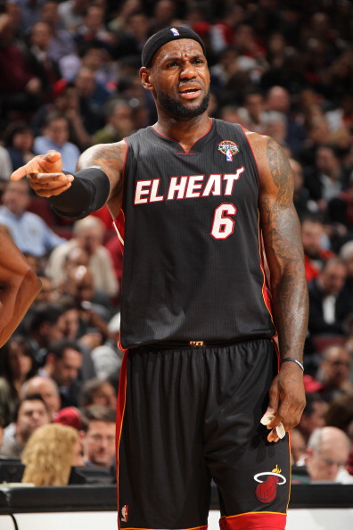 背靠背作战，乌度卡战术调整，三巨头轮换制应对疲劳（背靠背赛程下，乌度卡临场变招，三巨头轮换化解疲劳）