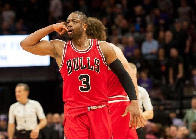 一级恶犯！迪亚巴特肘到亨特面部 调整后回到场上（肘击亨特面部！迪亚巴特被判一级恶犯，回看后重回赛场）