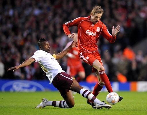 致敬CP3！快船主场球迷之墙摆满了保罗“空接之城”时期的球衣（向CP3致意！快船主场球迷墙挂满保罗“空接之城”时代球衣）