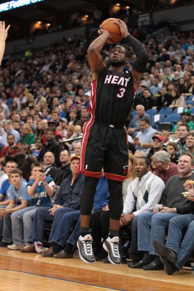 约基奇最后时刻被四人包夹分球底角，沃特森接球大空位绝杀三分打铁（关键时刻约基奇遭四人夹击分球底角，沃特森空位绝杀三分不中）