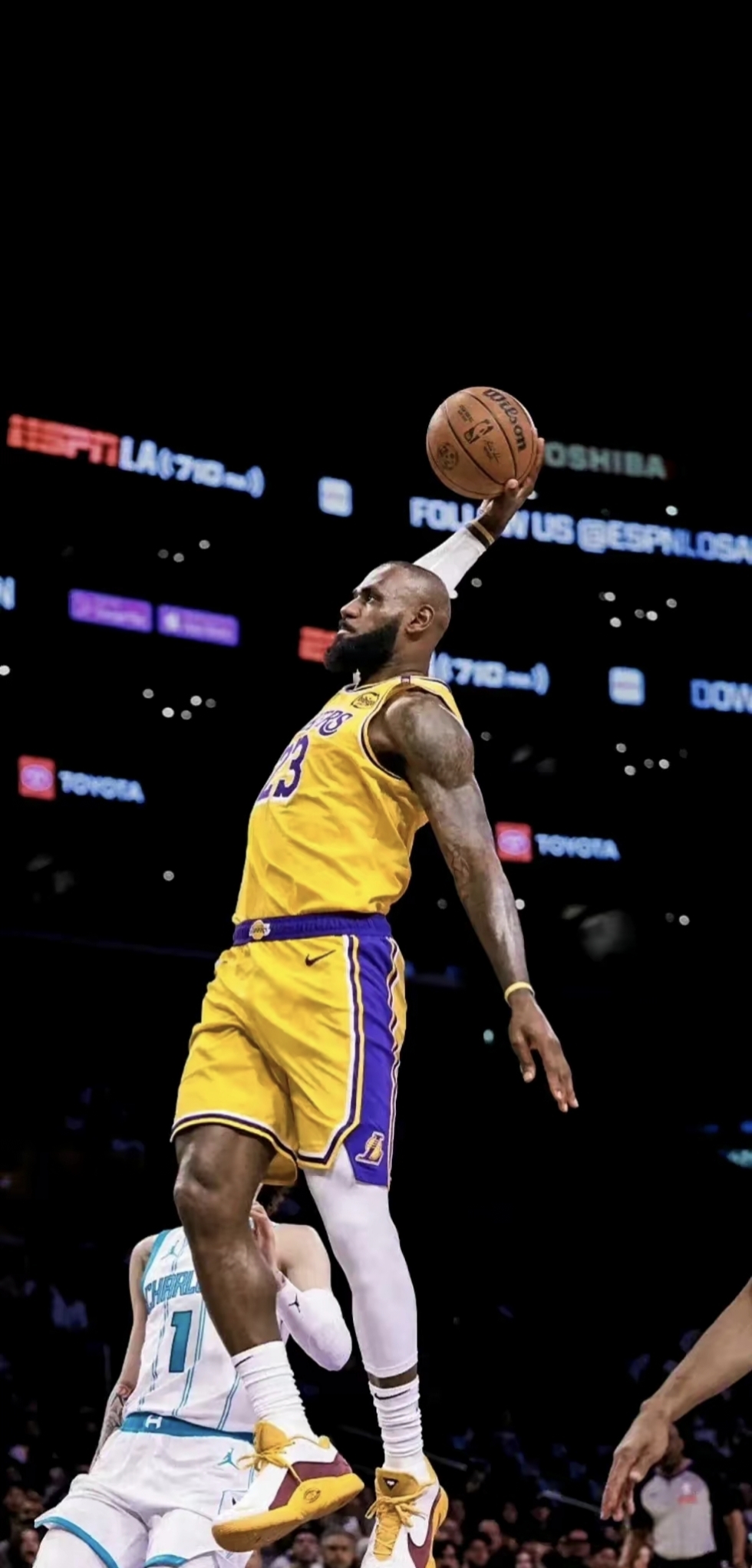 篮球篮网主力球员赛后受媒体采访（篮网队主力球员赛后接受媒体采访）