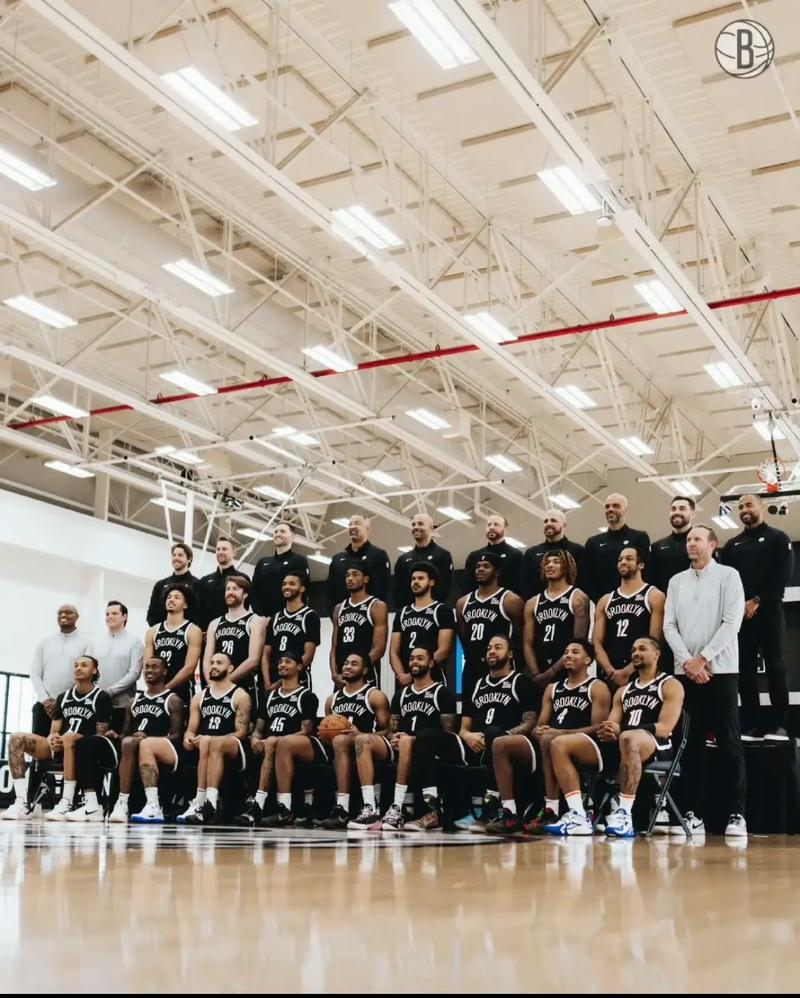 西甲16队结束15轮，姆巴佩16球领跑射手榜，巴萨、皇马多点开花，明日西甲开战。（16队战罢西甲15轮，姆巴佩16球居首；巴萨皇马多点开花，新一轮明日开战）