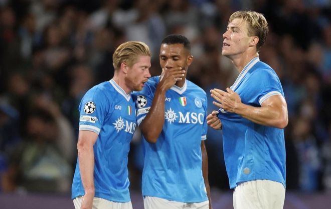 维持原判！布朗突破肘倒翟晓川后者阻挡 许利民交涉挑战也是失败（判罚维持！布朗突破肘击致翟晓川倒地判其阻挡，许利民挑战无果）