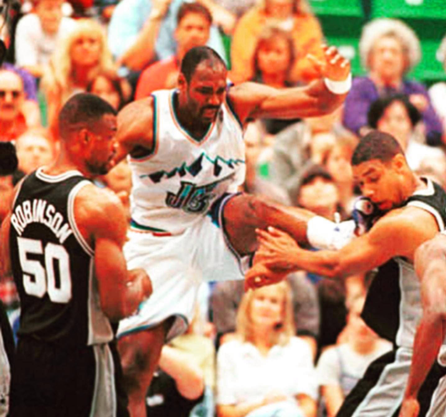 邮报：明年世界杯上下半场中段设强制补水时间，每次三分钟（邮报：明年世界杯上下半场中段将设三分钟强制饮水暂停）