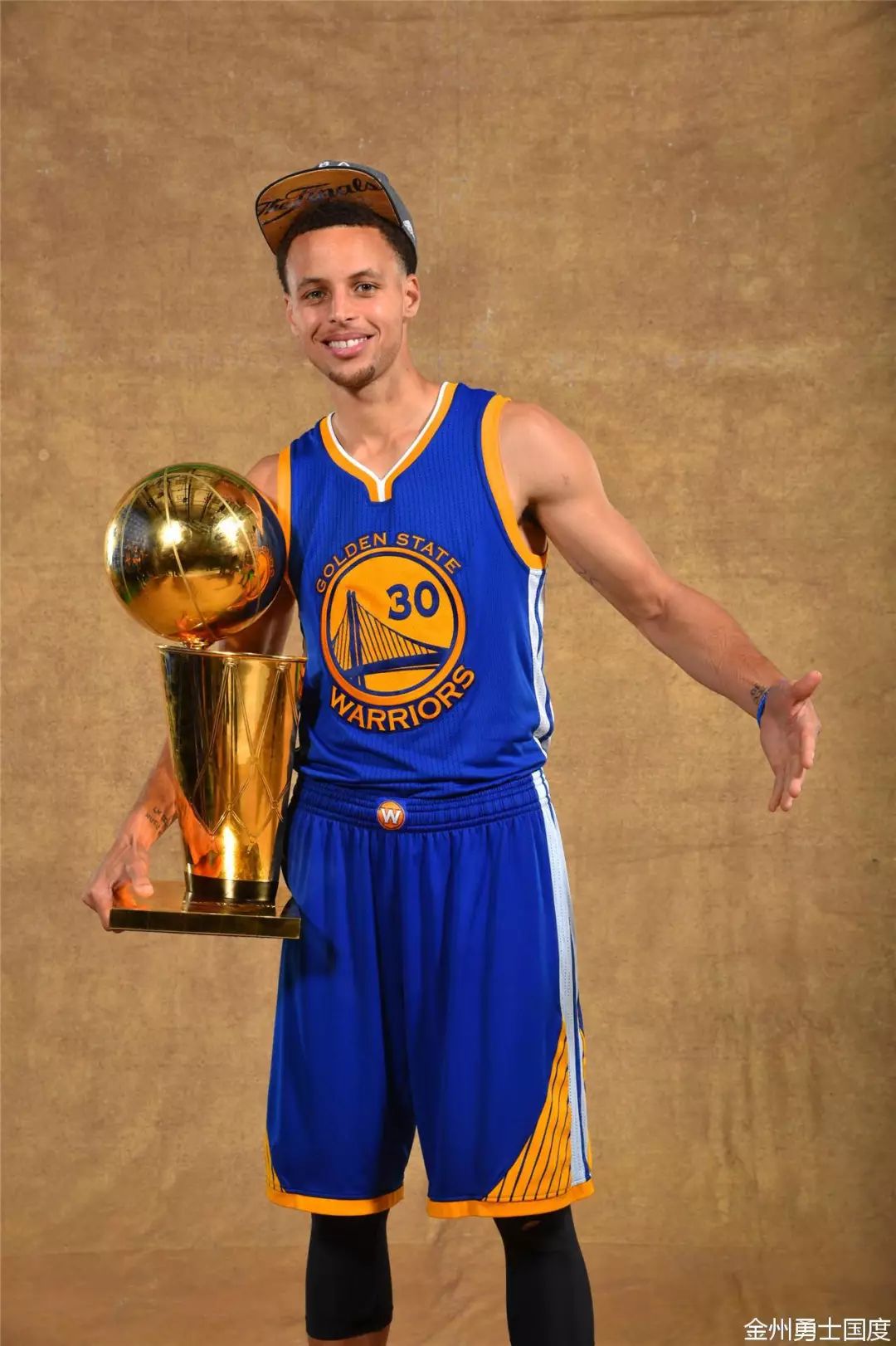 英超第14轮：切尔西1-3利兹联两场不胜 托辛失误送礼帕尔默复出（英超第14轮：切尔西1-3负利兹联，两轮不胜；托辛失误送礼，帕尔默复出）