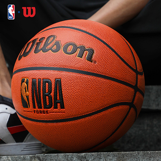 维尼修斯和阿森纳U16球员合影，2米法国门将抢镜（维尼修斯与阿森纳U16合照，2米法国门将成焦点）