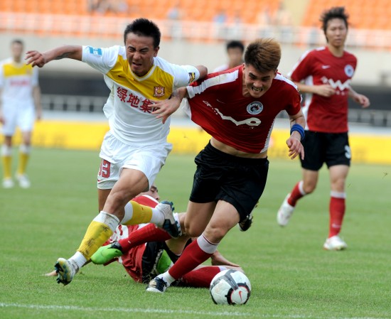 正随巴西在枪手基地训练，维尼修斯与多名阿森纳青训球员合影（维尼修斯随巴西队在阿森纳基地训练，并与多位枪手青训小将合影）