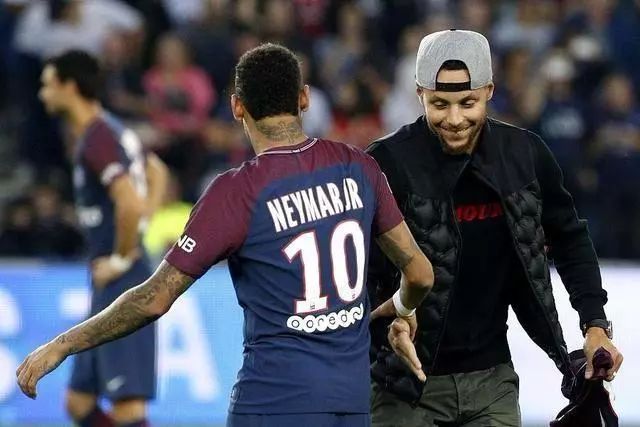 斯科尔斯、卡拉格都认为：哈白布是足球历史上最佳中场组合（斯科尔斯与卡拉格一致认为：哈白布是足坛史上最强中场三人组）